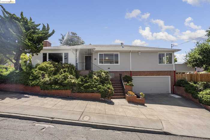 photo 1: 646 Spruce St, Oakland CA 94610