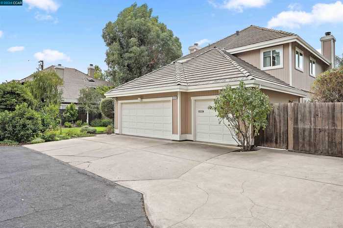 photo 1: 1370 Babel Ln, Concord CA 94518