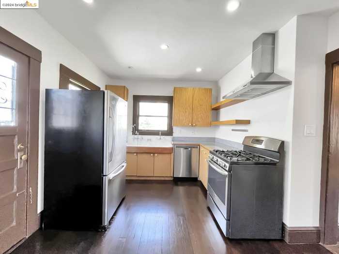 photo 1: 518 E 18Th St, Oakland CA 94606