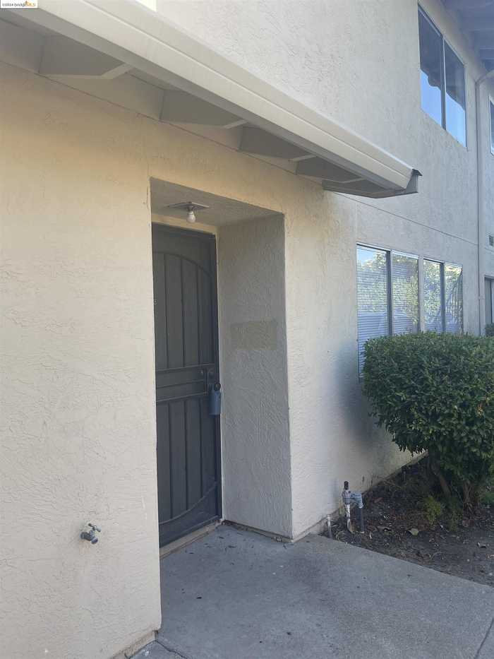 photo 1: 1076 Mohr Ln Unit B, Concord CA 94518