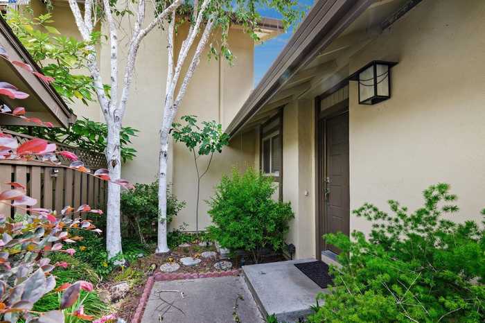 photo 1: 1685 Countrywood Ct, Walnut Creek CA 94598