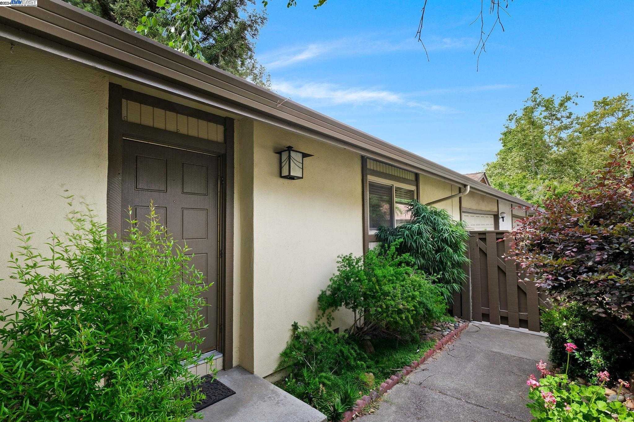 photo 2: 1685 Countrywood Ct, Walnut Creek CA 94598