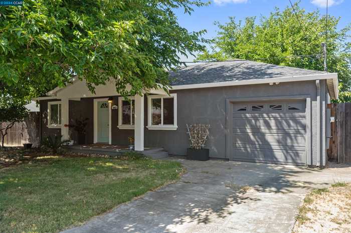 photo 1: 5065 Bonwell Dr, Concord CA 94521