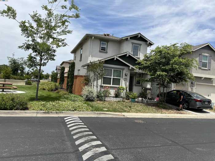 photo 2: 639 Sandstone Dr, Stockton CA 95206