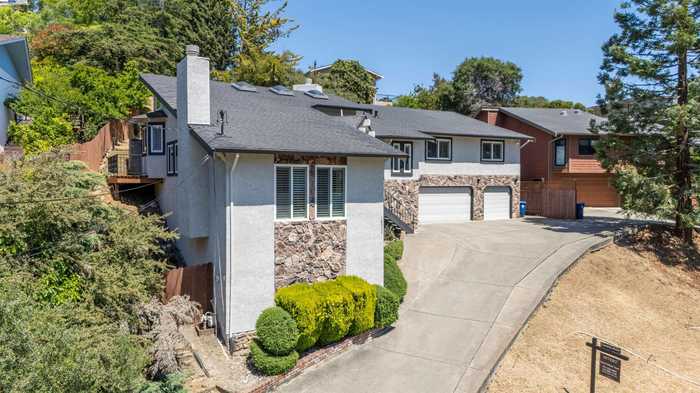 photo 2: 18372 Vineyard Rd, Castro Valley CA 94546