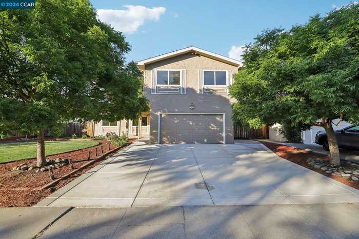 photo 1: 890 Brittany Ln, Concord CA 94518