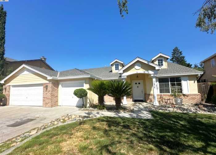 photo 1: 2074 Woodbine Ave, Manteca CA 95337