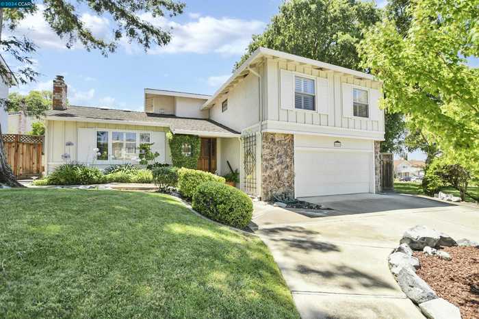 photo 1: 4484 Snowberry Ct, Concord CA 94521