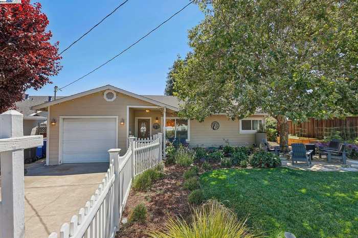 photo 1: 2838 Hillside Ave, Concord CA 94520