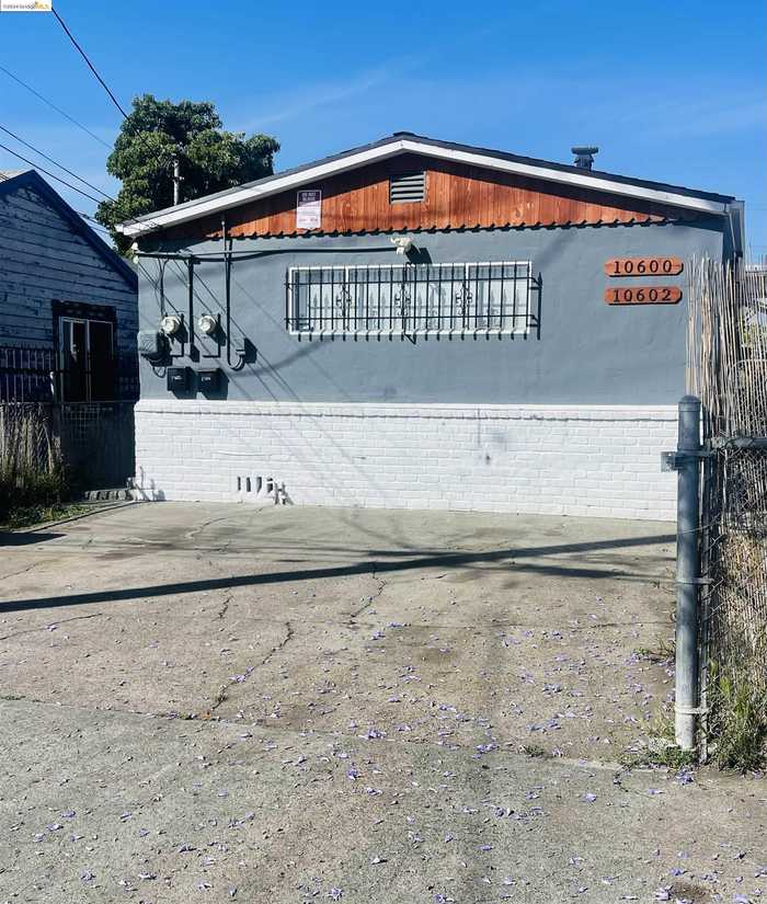 photo 1: 10600 Pippin St, Oakland CA 94603