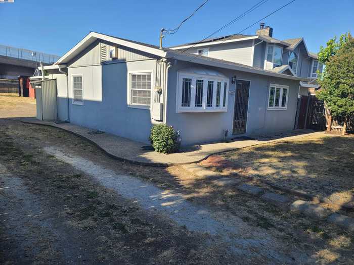 photo 2: 2044 Vivian St, Castro Valley CA 94546