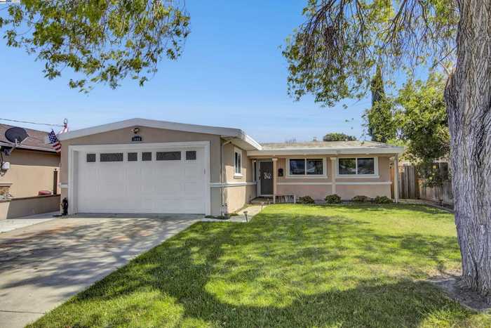 photo 1: 3680 Yorktown Rd, Fremont CA 94538