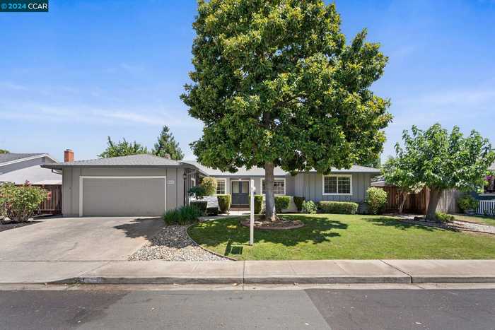 photo 2: 1722 Shellwood Dr, Concord CA 94521