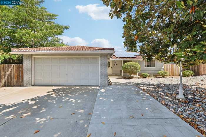 photo 1: 5513 Iowa Dr, Concord CA 94521