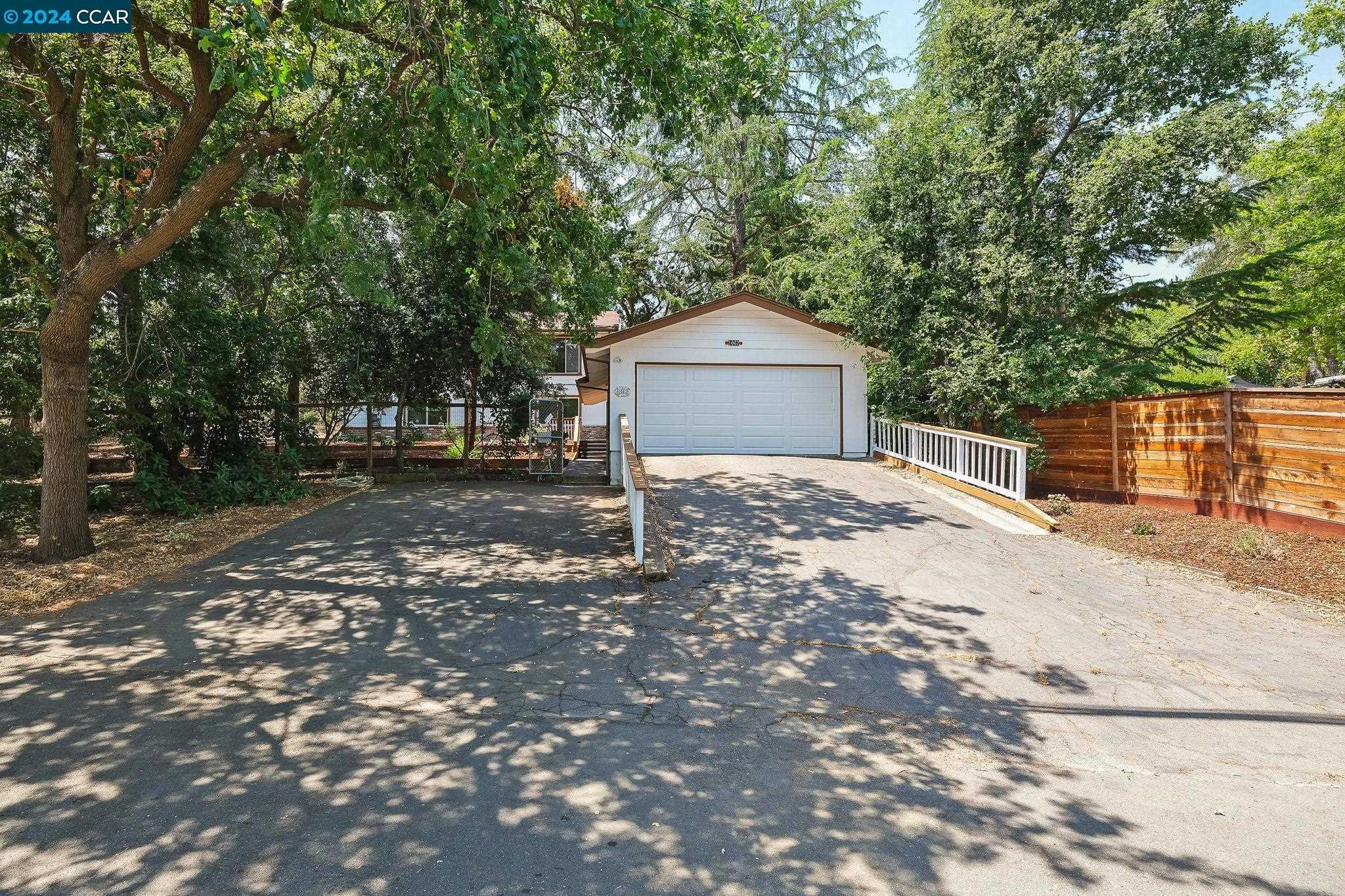 photo 1: 1067 Ridge Park Dr, Concord CA 94518