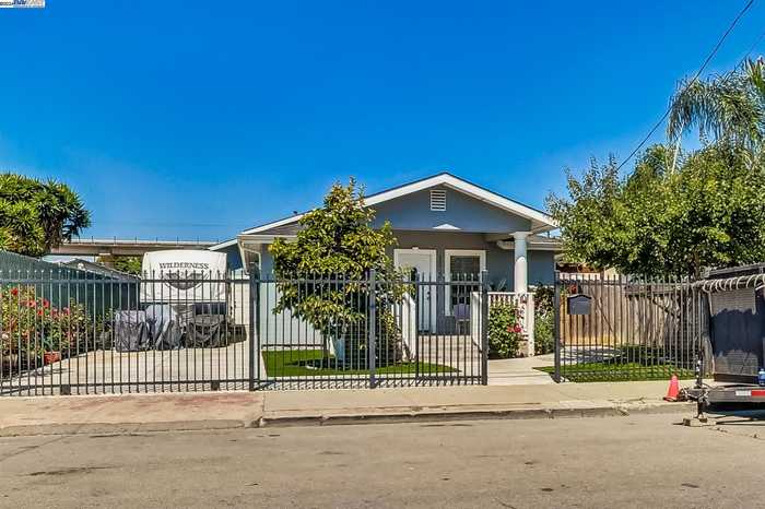 photo 1: 10722 PIPPIN ST, Oakland CA 94603