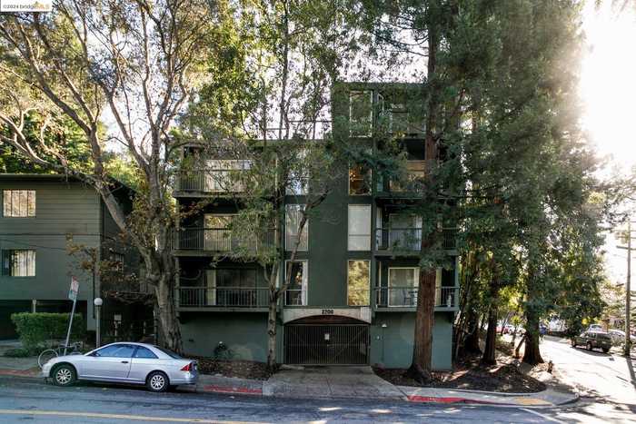 photo 2: 2700 Le Conte Ave Unit 201, Berkeley CA 94709