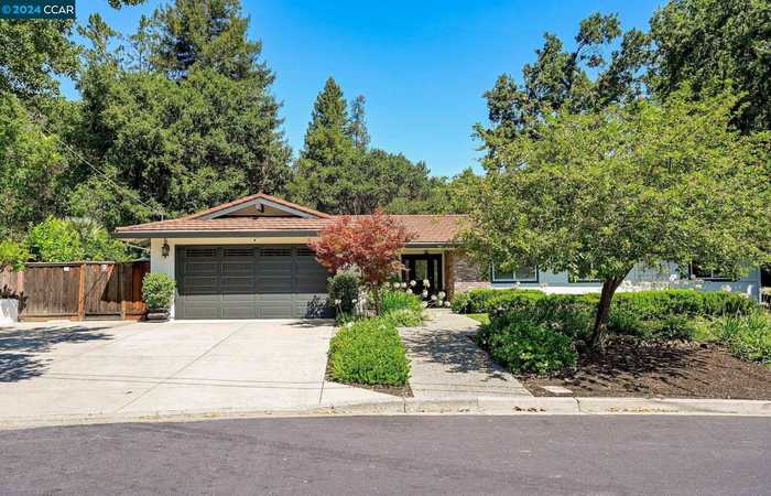 photo 2: 2033 Mohawk Dr, Pleasant Hill CA 94523