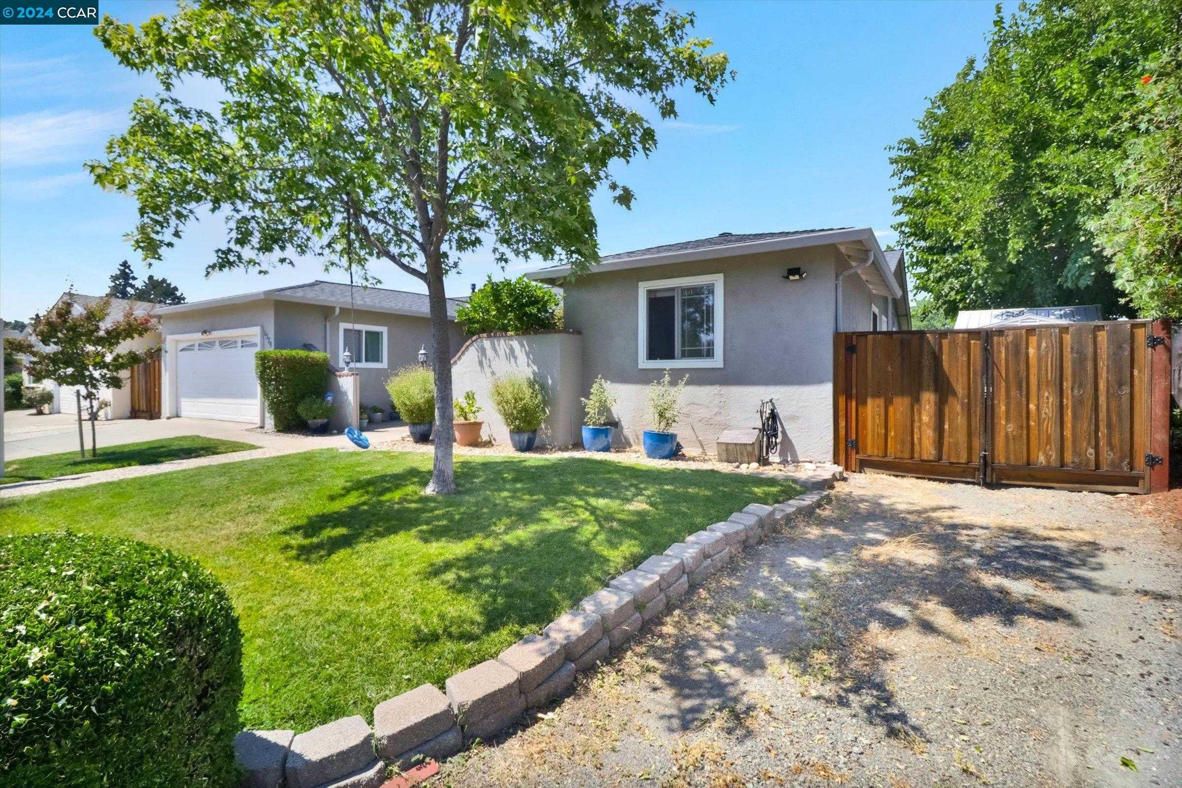 photo 2: 1579 Heartwood Dr, Concord CA 94521