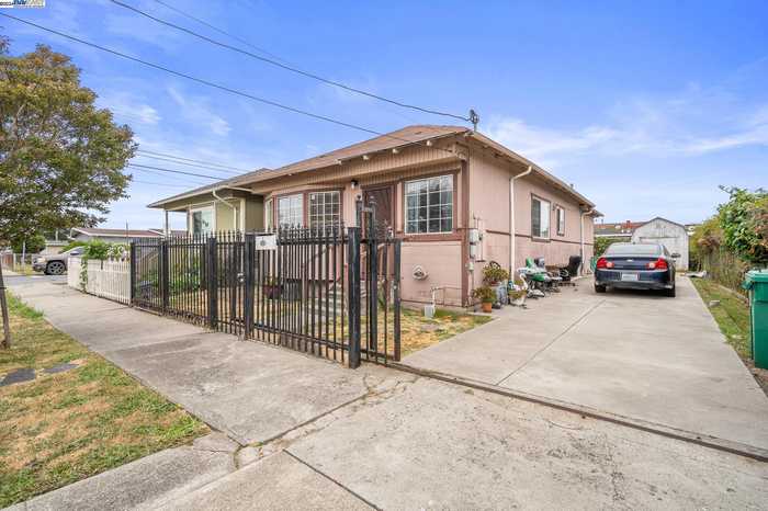 photo 1: 905 Florida Ave, Richmond CA 94804