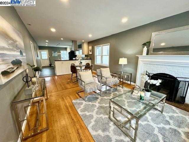 photo 2: 4715 Market St, Oakland CA 94608