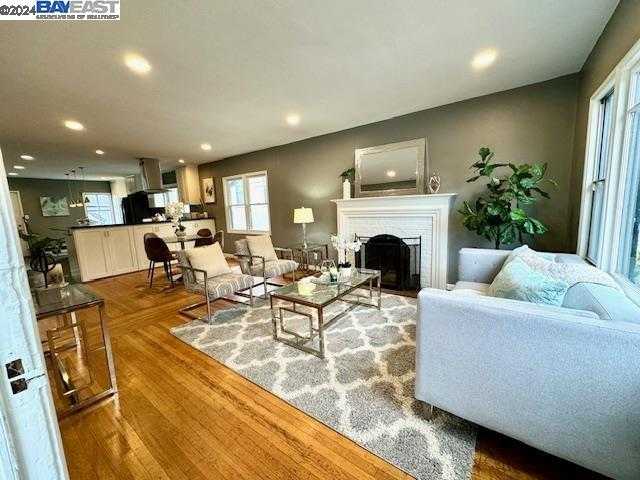 photo 3: 4715 Market St, Oakland CA 94608