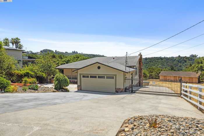 photo 1: 3581 Star Ridge Rd, Hayward CA 94542