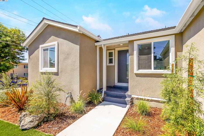 photo 2: 4004 Meadowview Dr, Castro Valley CA 94546