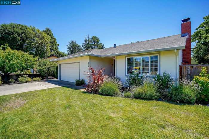 photo 2: 2710 Waltrip Ln, Concord CA 94518