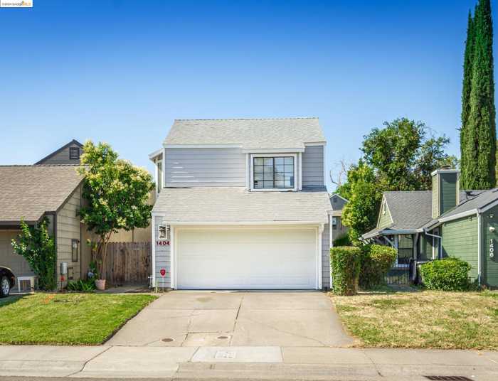 photo 2: 1404 Helmsman Way, Sacramento CA 95833