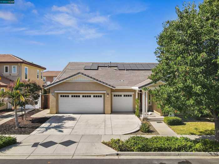 photo 1: 577 Eileen St, Brentwood CA 94513