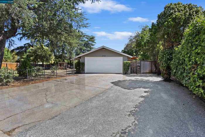 photo 1: 4703 Tobi Dr, Concord CA 94521