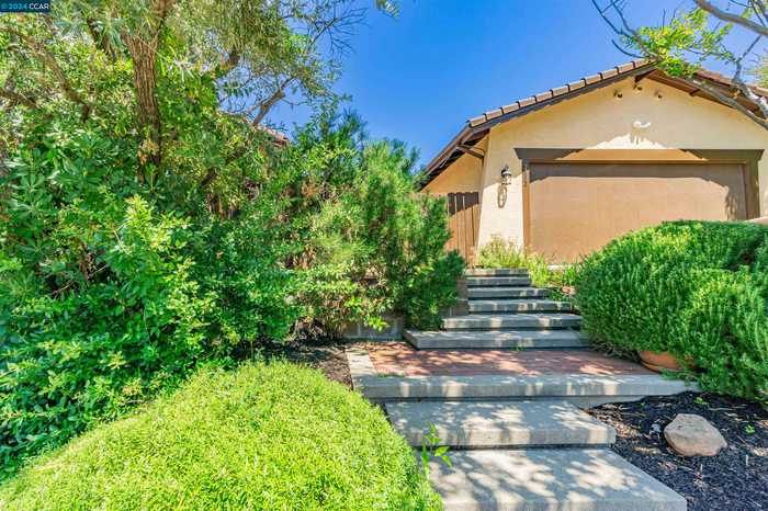 photo 1: 3503 Halfmoon Ln, Concord CA 94518