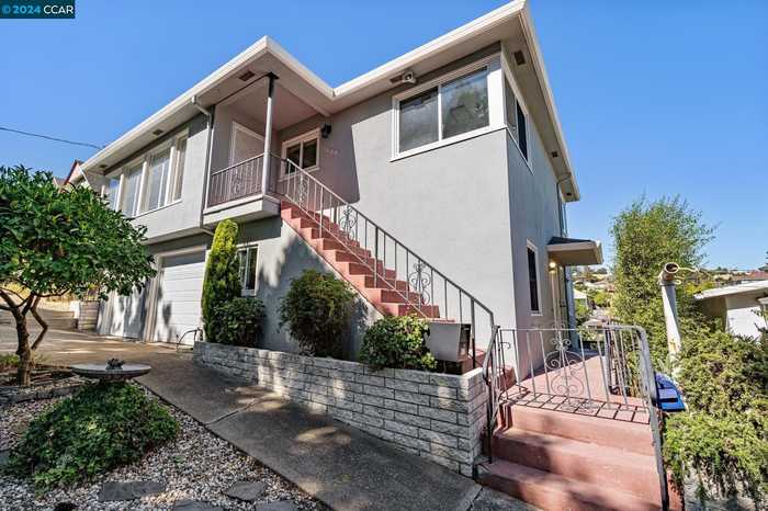 photo 1: 912 A St, Crockett CA 94525