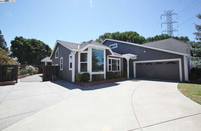 photo 1: 17228 San Franciscan Dr, Castro Valley CA 94552