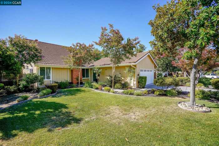 photo 2: 2650 Lyon Cir, Concord CA 94518