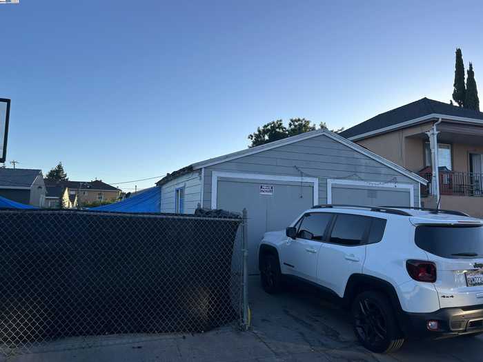 photo 3: 9945 B St, Oakland CA 94603