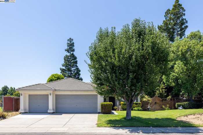 photo 1: 1139 Locust Ave, Manteca CA 95337