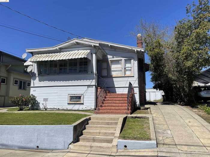 photo 1: 2025 Rosedale Ave, Oakland CA 94601