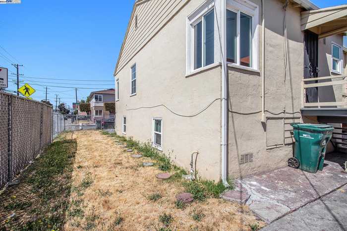 photo 18: 5834 Elizabeth St, Oakland CA 94621