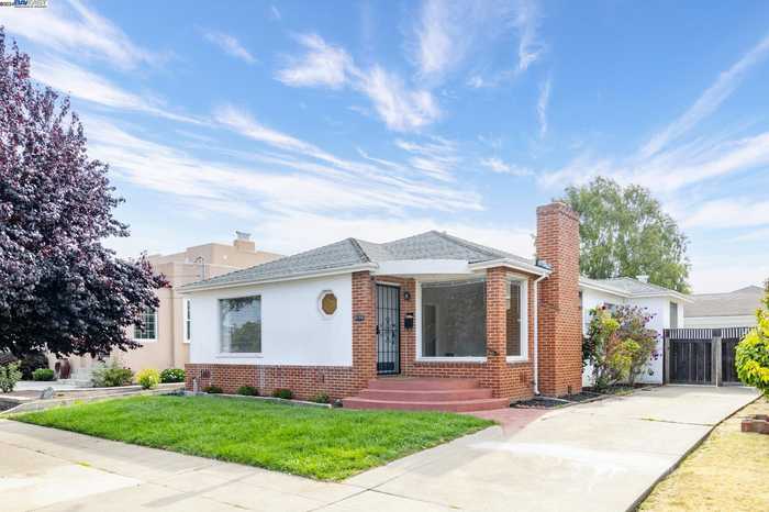 photo 1: 542 27Th St, Richmond CA 94804