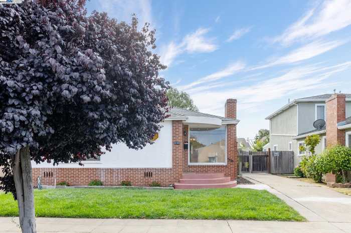 photo 2: 542 27Th St, Richmond CA 94804