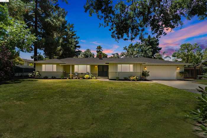 photo 2: 4730 Tobi Dr, Concord CA 94521