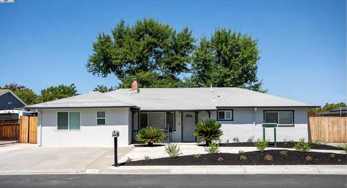 photo 1: 2406 Geraldine Dr, Pleasant Hill CA 94523