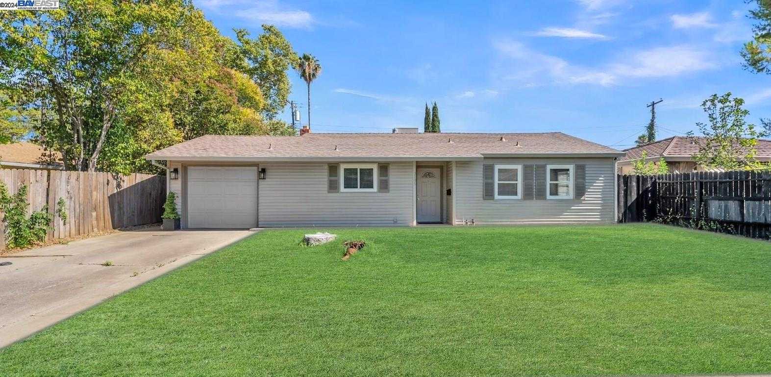 photo 1: 3105 Mayfair Dr, Sacramento CA 95864