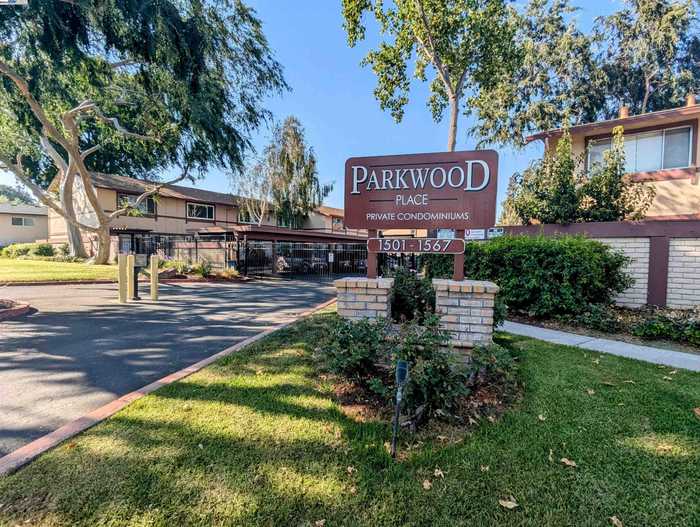 photo 1: 1547 Parkwood Pl, Concord CA 94521