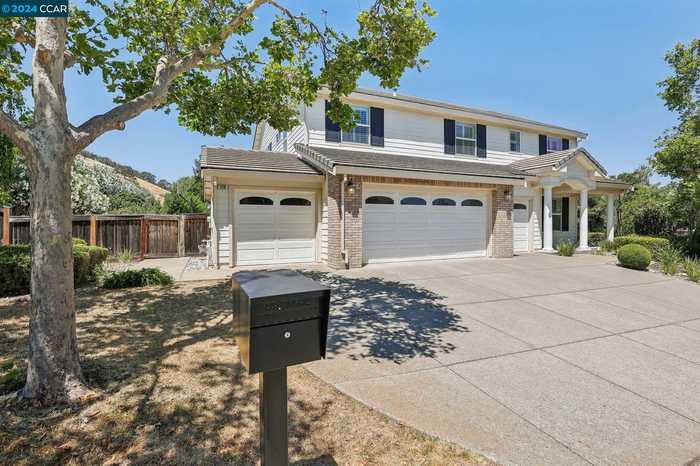 photo 1: 1170 Krona Ln, Concord CA 94521