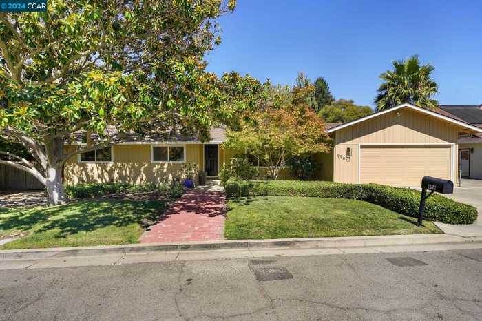 photo 1: 996 Whitman Ln, Concord CA 94518