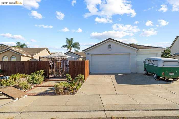 photo 1: 3355 Wyoming Ct, Stockton CA 95212