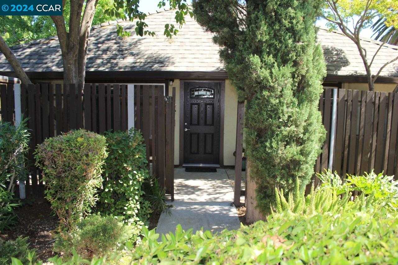 photo 1: 1814 Chinquapin Ct Unit A, Concord CA 94519